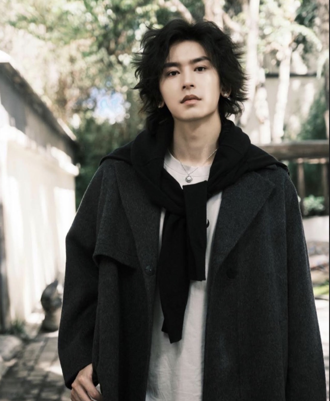 張哲瀚魅力驚人首本寫真集《藍風的信Hyacinth》熱銷破萬！本尊未親自